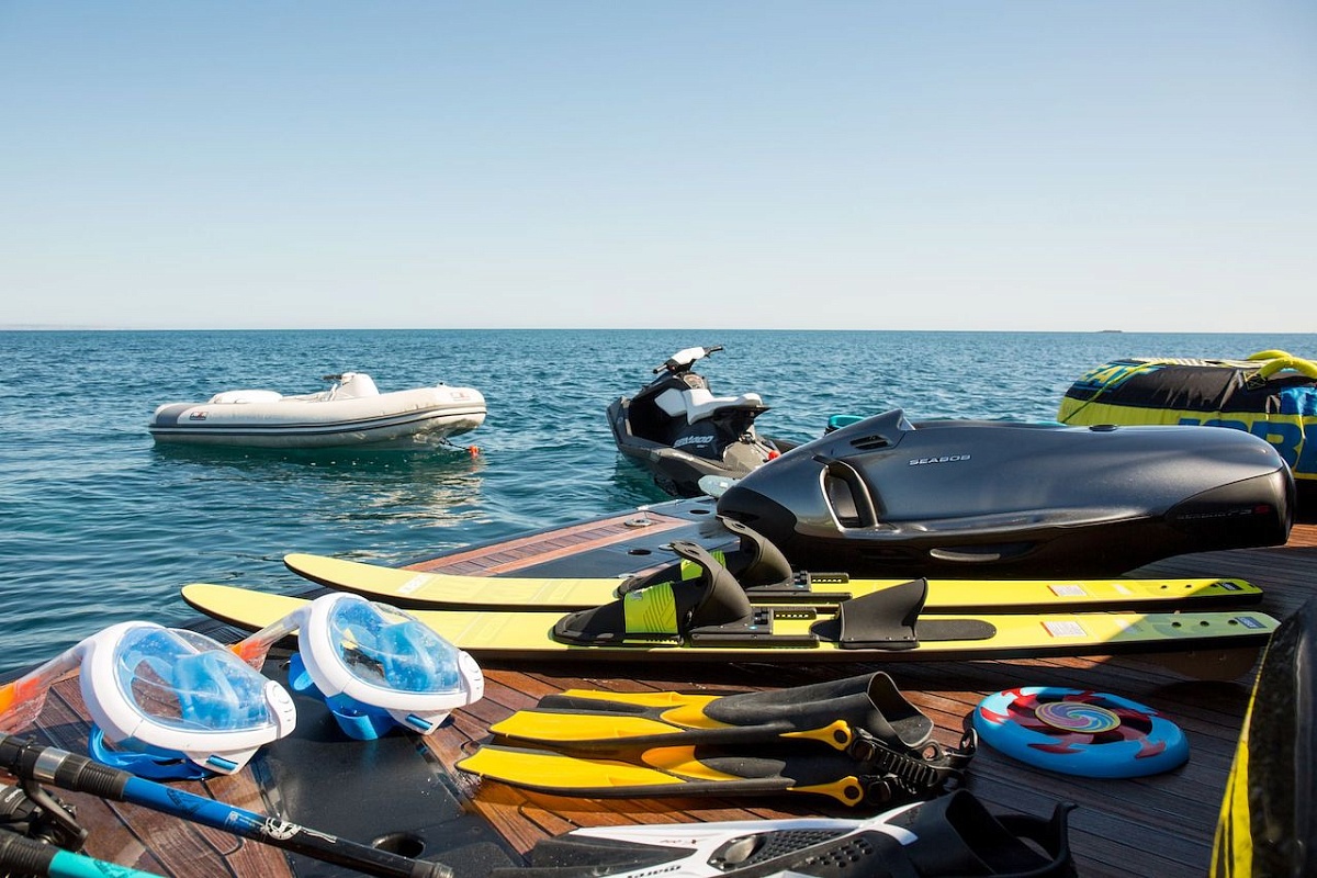 Аренда яхты Sunseeker Predator 82 Hooligan на Ибице и Майорке - водные игрушки